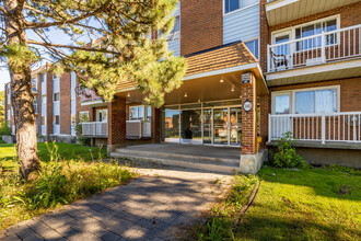 Spring Garden in Dollard-des-Ormeaux, QC - Building Photo - Building Photo