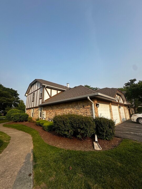 1327 Coventry Cir in Vernon Hills, IL - Building Photo