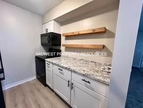 971 NW Colbern Rd in Lee's Summit, MO - Building Photo - Building Photo
