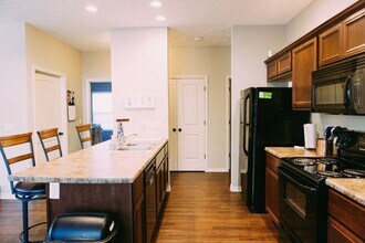 527 E Meadowmere St in Springfield, MO - Building Photo - Building Photo