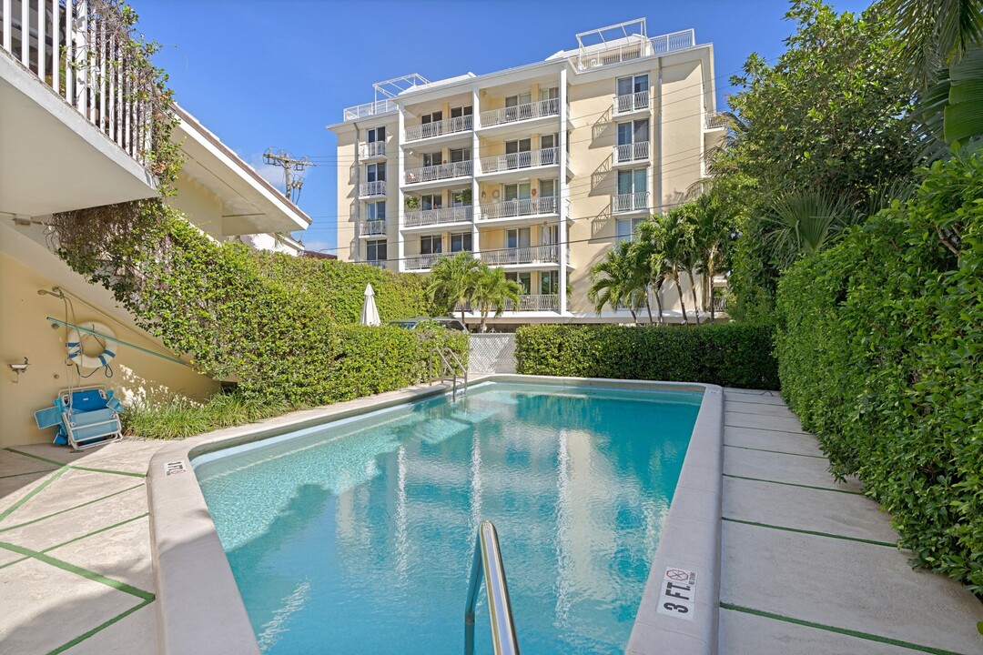 170 Chilean Ave-Unit -4b in Palm Beach, FL - Foto de edificio