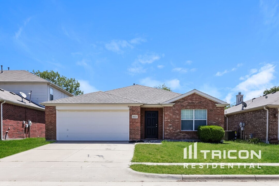 8425 Asheville Ln in Fort Worth, TX - Building Photo
