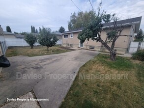 7619 Rowland Rd NW in Edmonton, AB - Building Photo - Building Photo