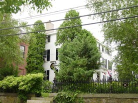 48 Pleasant St in Marblehead, MA - Building Photo