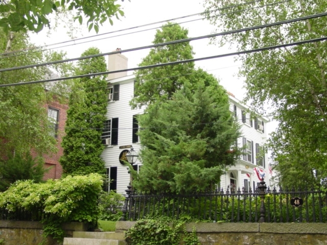 48 Pleasant St in Marblehead, MA - Building Photo