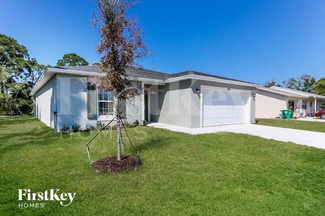 957 SE Caravan Ave in Port St. Lucie, FL - Foto de edificio - Building Photo