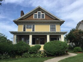 113 N Batavia Ave, Unit 2nd Floor in Batavia, IL - Building Photo