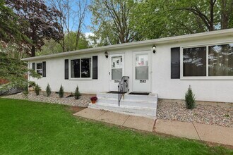 2514 Woodlynn Ave in Maplewood, MN - Foto de edificio - Building Photo