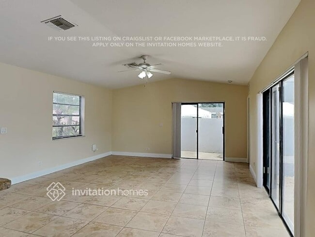 14730 SW 158th St in Miami, FL - Foto de edificio - Building Photo