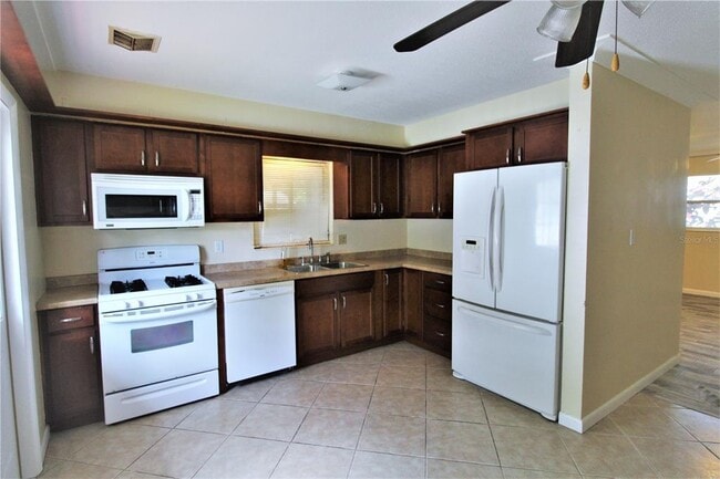 1935 Edgewater Dr in Sarasota, FL - Building Photo - Building Photo