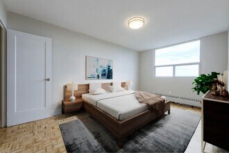 Cresswell Court Apartments in Burlington, ON - Building Photo - Building Photo