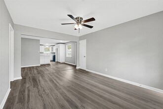 1502 Park Ave in Deer Park, TX - Building Photo - Building Photo