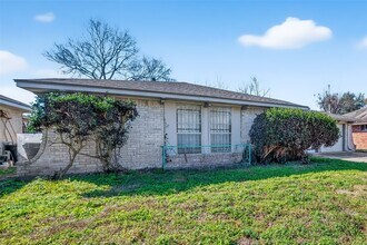 4511 Bayou Vista Dr in Houston, TX - Building Photo - Building Photo