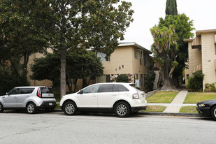 135 N Cedar St in Glendale, CA - Building Photo