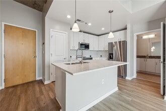 250 Pharr Rd NE in Atlanta, GA - Building Photo - Building Photo