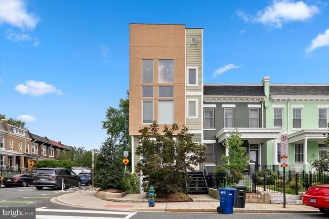 property at 471 Luray Pl NW