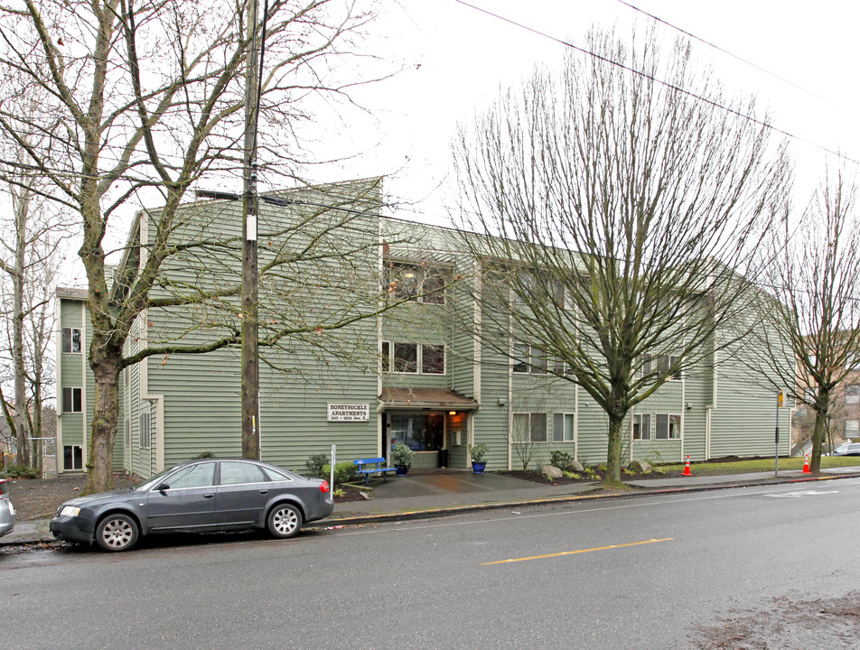 Honeysuckle Apartments in Seattle, WA - Foto de edificio