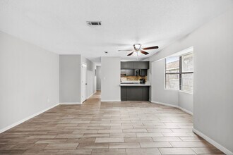 3252 Cypress Ln in Gulf Breeze, FL - Foto de edificio - Building Photo