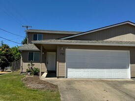 795 Woodland Acres Ln in Eugene, OR - Building Photo