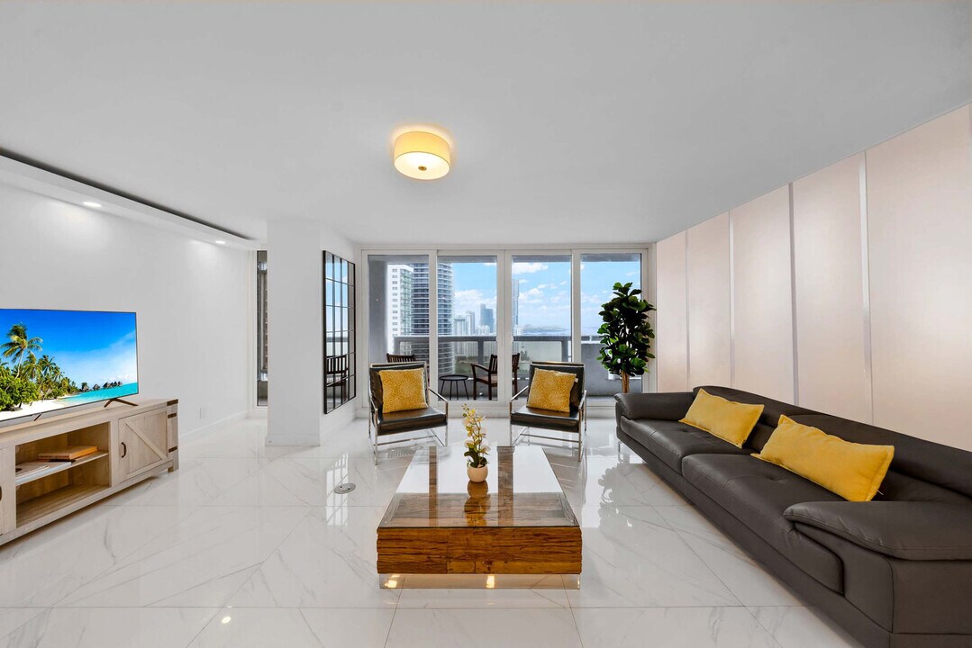 1717 N Bayshore Dr in Miami, FL - Foto de edificio
