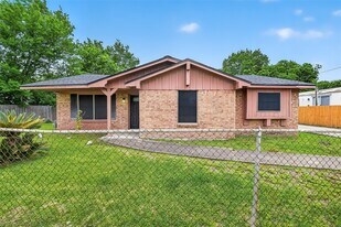 7626 Verdinell St in Baytown, TX - Building Photo