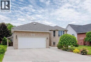 4316 Golfcourse Cres in Windsor, ON - Building Photo