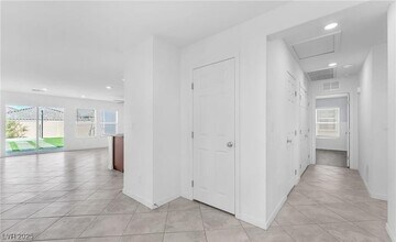 8106 Guadiano Ave in Las Vegas, NV - Building Photo - Building Photo