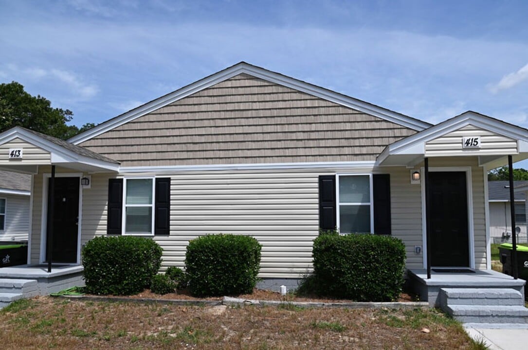 413-415 Lake Ave in Spring Lake, NC - Building Photo