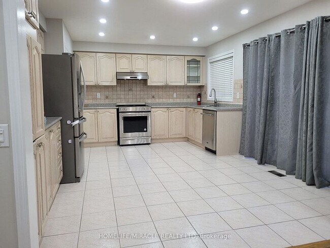 20 Bowsfield Dr in Brampton, ON - Building Photo - Building Photo