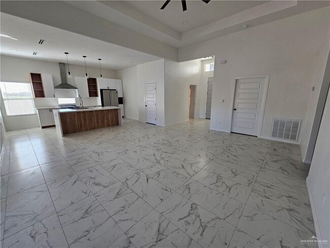 8 N Revolution St in Edinburg, TX - Building Photo - Building Photo