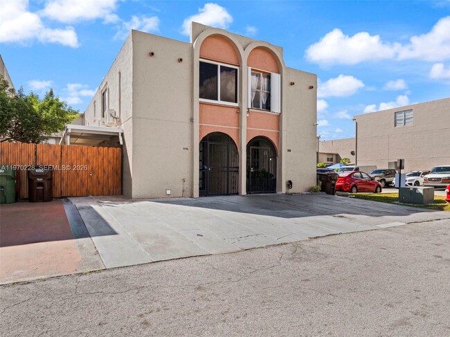 1096 W 42nd Pl in Hialeah, FL - Building Photo - Building Photo