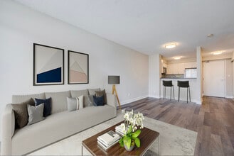 Uptown Towers I & II in Toronto, ON - Building Photo - Building Photo