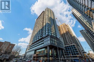 19 Western Battery Rd in Toronto, ON - Building Photo