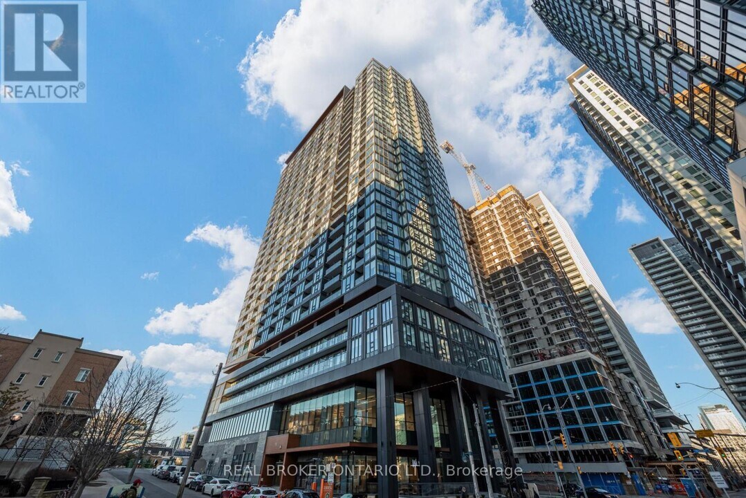 19 Western Battery Rd in Toronto, ON - Building Photo