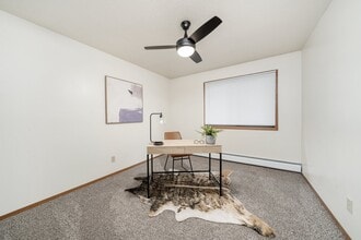 Bentwood Manor Apartments in Sioux Falls, SD - Building Photo - Building Photo