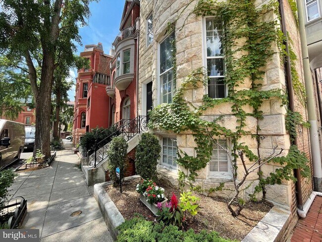 2025 Hillyer Pl NW in Washington, DC - Foto de edificio - Building Photo