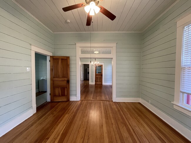 1013 W 6th St in Taylor, TX - Building Photo - Building Photo