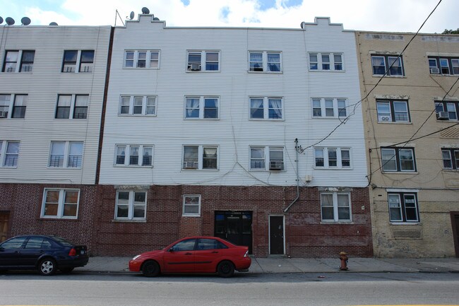 295 Mclean Ave in Yonkers, NY - Building Photo - Building Photo