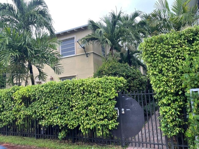 property at 815 W 40th St