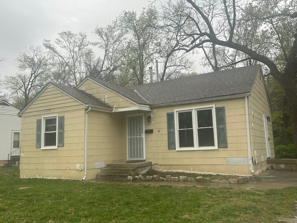 11623 E 24th St S in Independence, MO - Building Photo