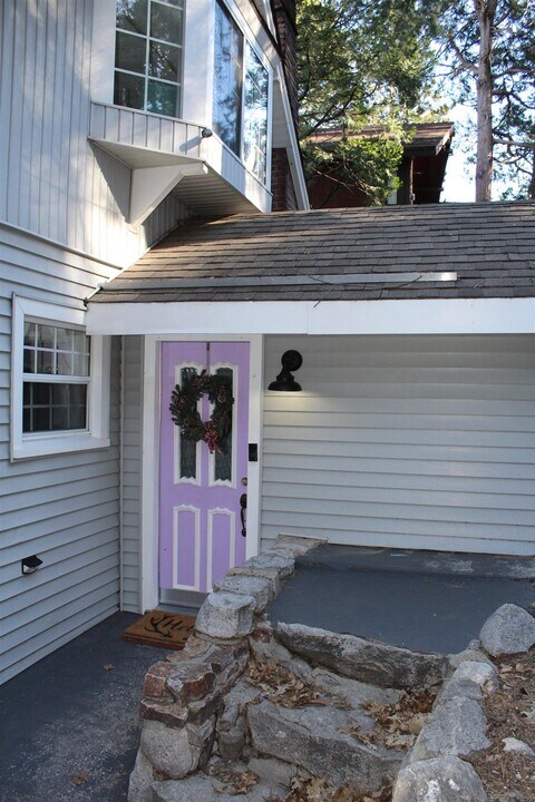 23984 Skyland Dr in Crestline, CA - Building Photo