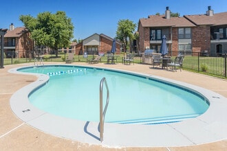 Fieldstone Garden Apartments in Mustang, OK - Building Photo - Building Photo