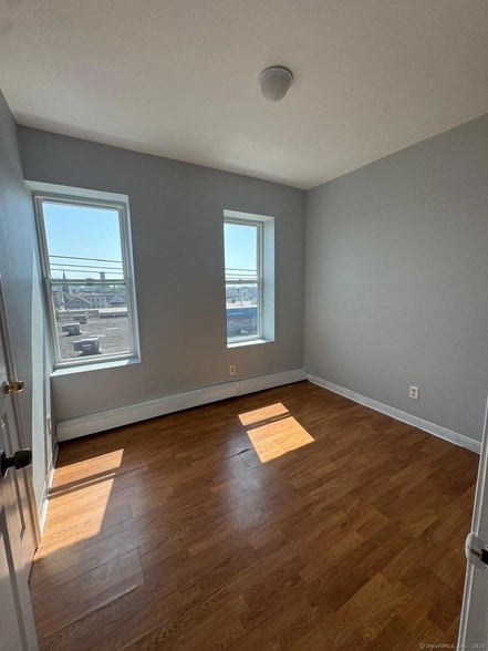 1057 E Main St, Unit 11 in Bridgeport, CT - Building Photo - Building Photo