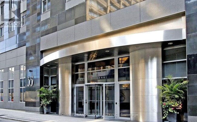 35 Balmuto St in Toronto, ON - Building Photo - Building Photo