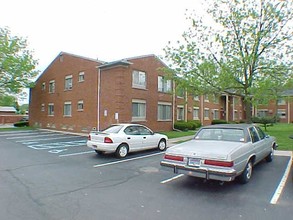 Pinecrest Apartments in Warren, MI - Building Photo - Building Photo