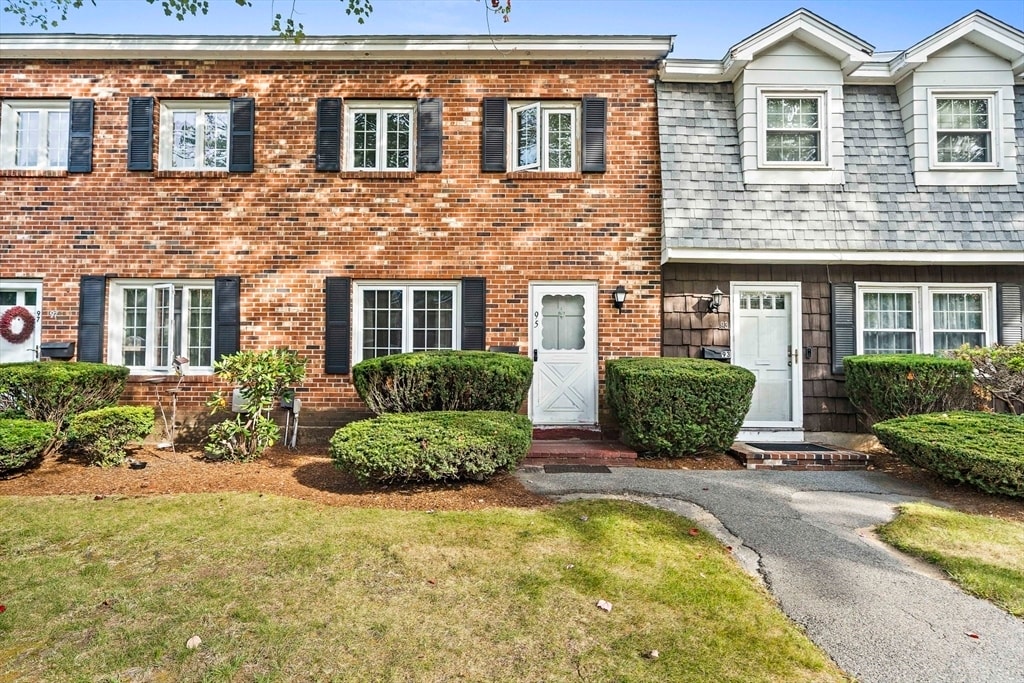 95 Pilgrim Cir in Methuen, MA - Building Photo