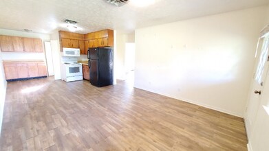 210 Bolton Cir in Harrogate, TN - Foto de edificio - Building Photo