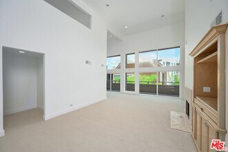 4250 Vía Dolce in Los Angeles, CA - Foto de edificio - Building Photo