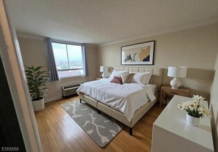 100 Manhattan Ave in Union City, NJ - Foto de edificio - Building Photo