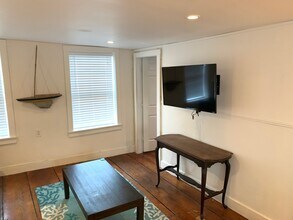 30 Broadway, Unit A in Newport, RI - Foto de edificio - Building Photo